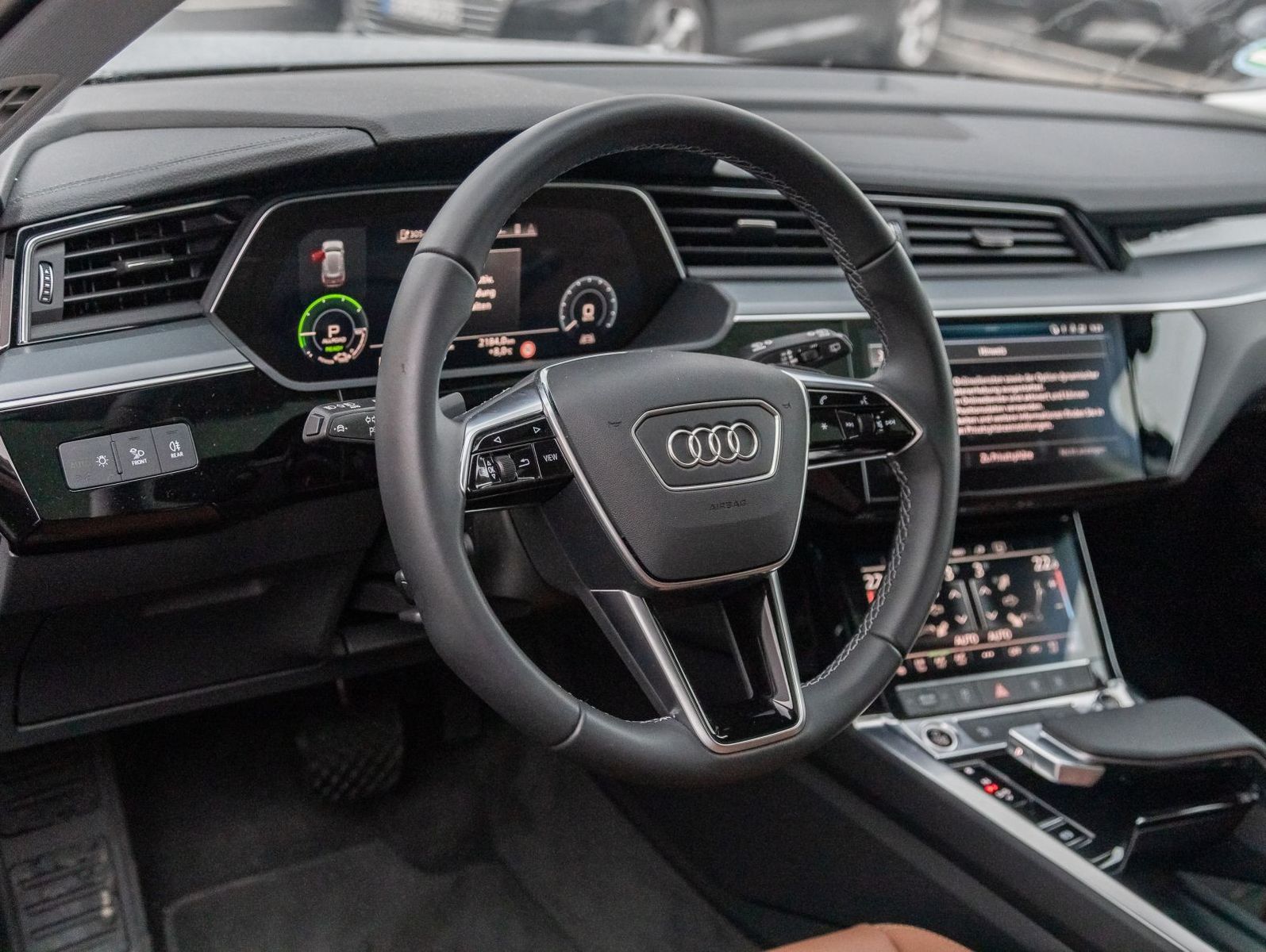 Audi Q8 S line 50 e-tron quattro - Samsaru's Car Outlet