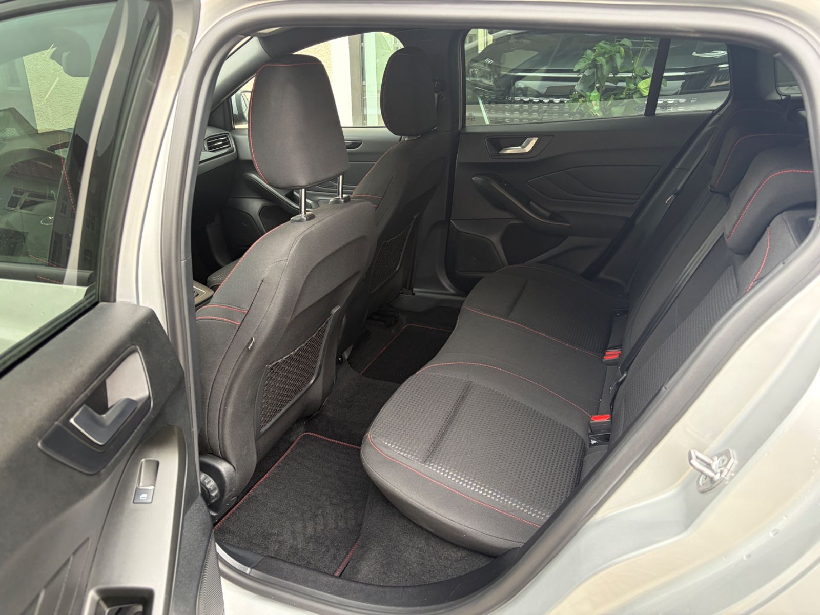 Ford Focus Turnier ST-Line X Automatik Kamera LED Nav
