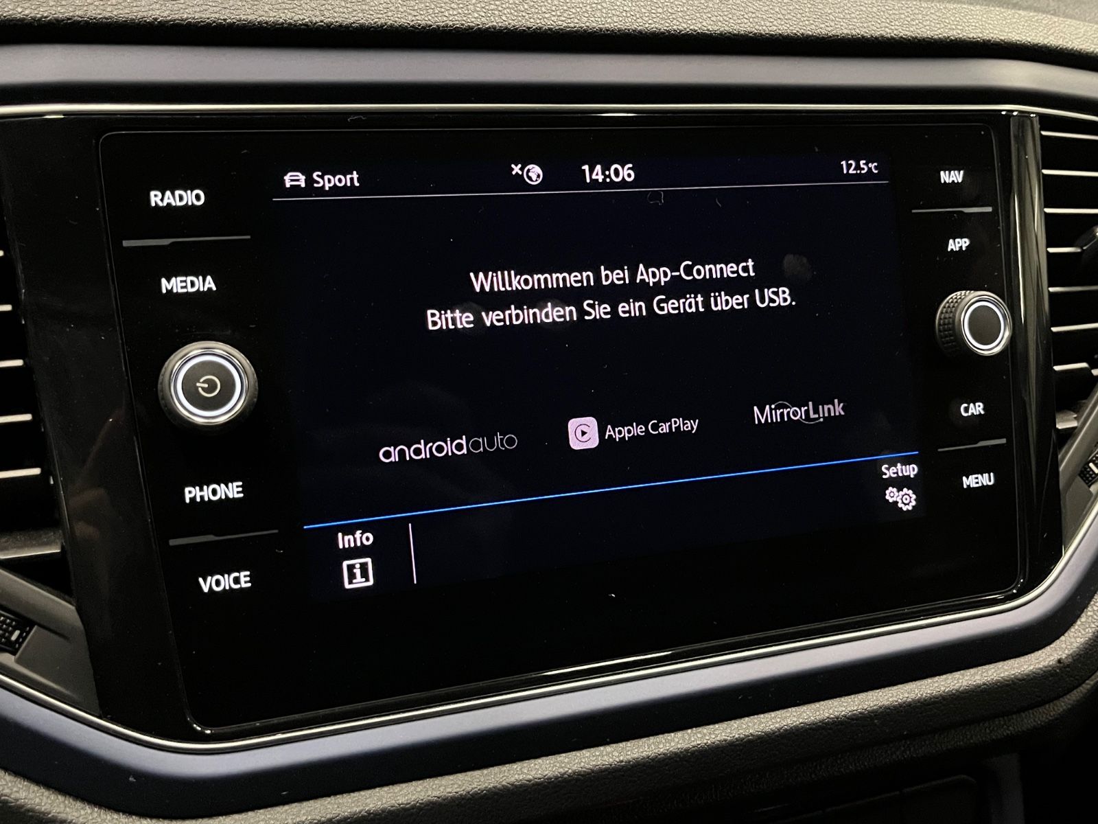 Volkswagen T-Roc 1.5 TSI DSG United - Samsaru's Car Outlet