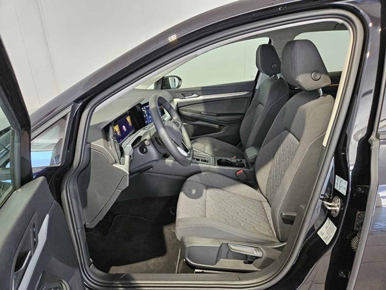 Volkswagen Golf 1.5 eTSI Move - Samsaru's Car Outlet