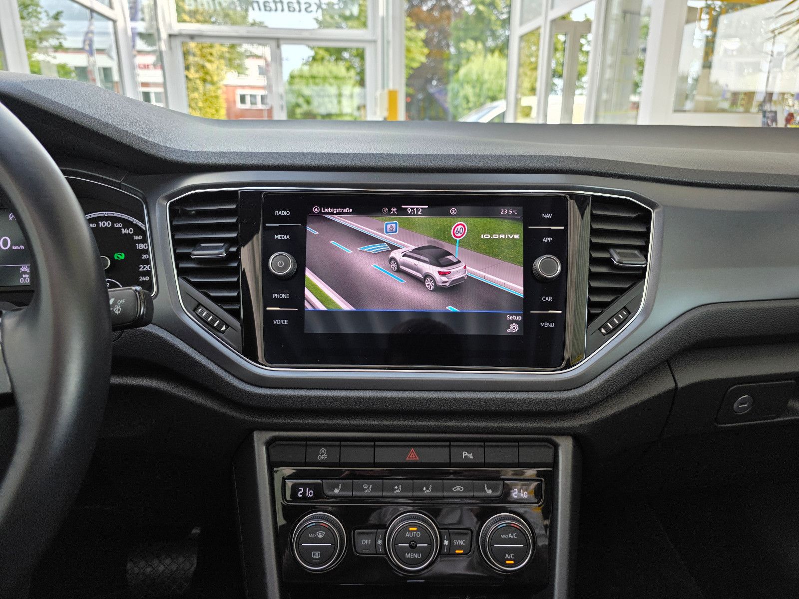 Volkswagen T-Roc Style - Samsaru's Car Outlet