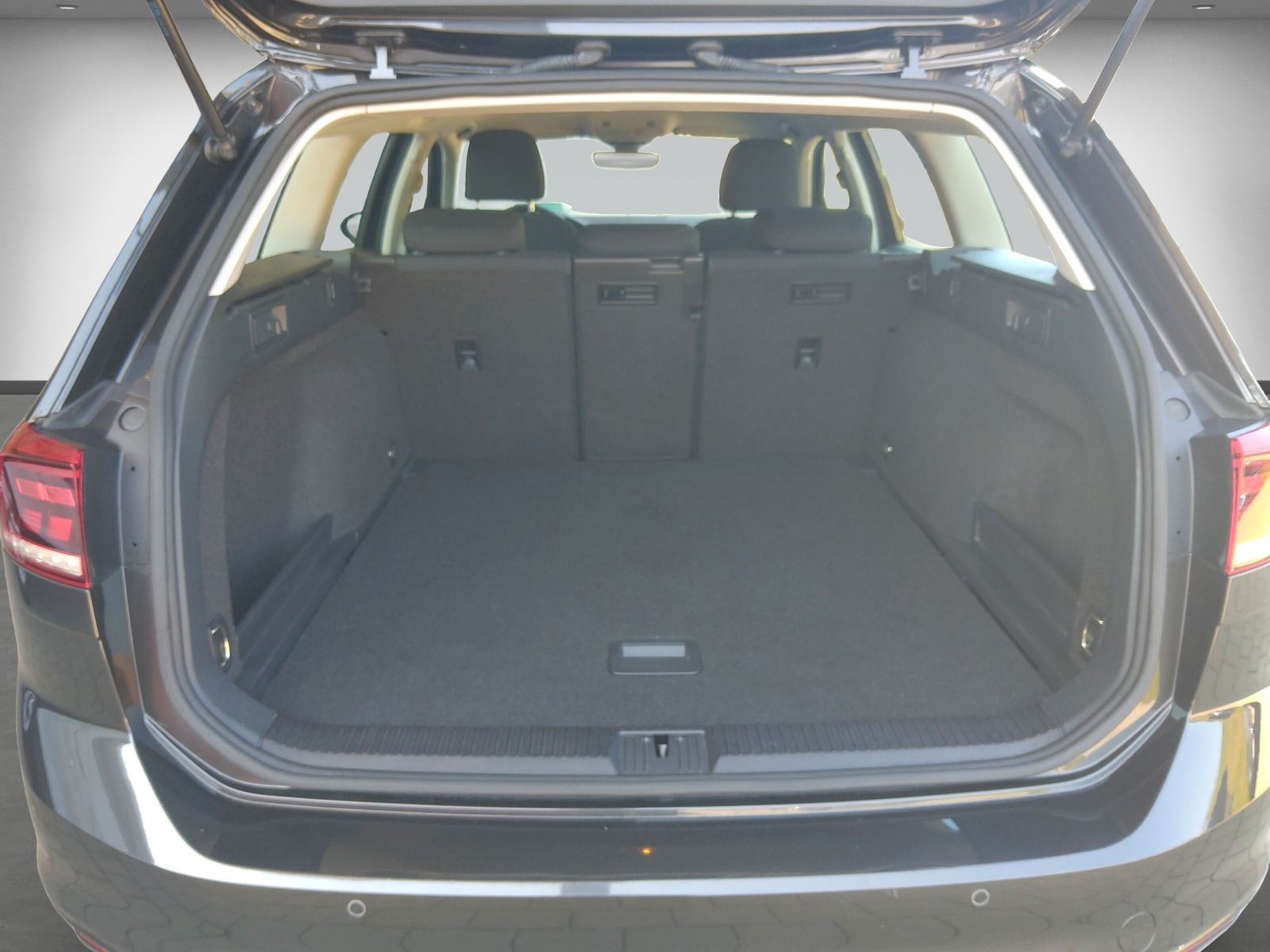 Volkswagen Passat Variant 1.6 TDI - Samsaru's Car Outlet