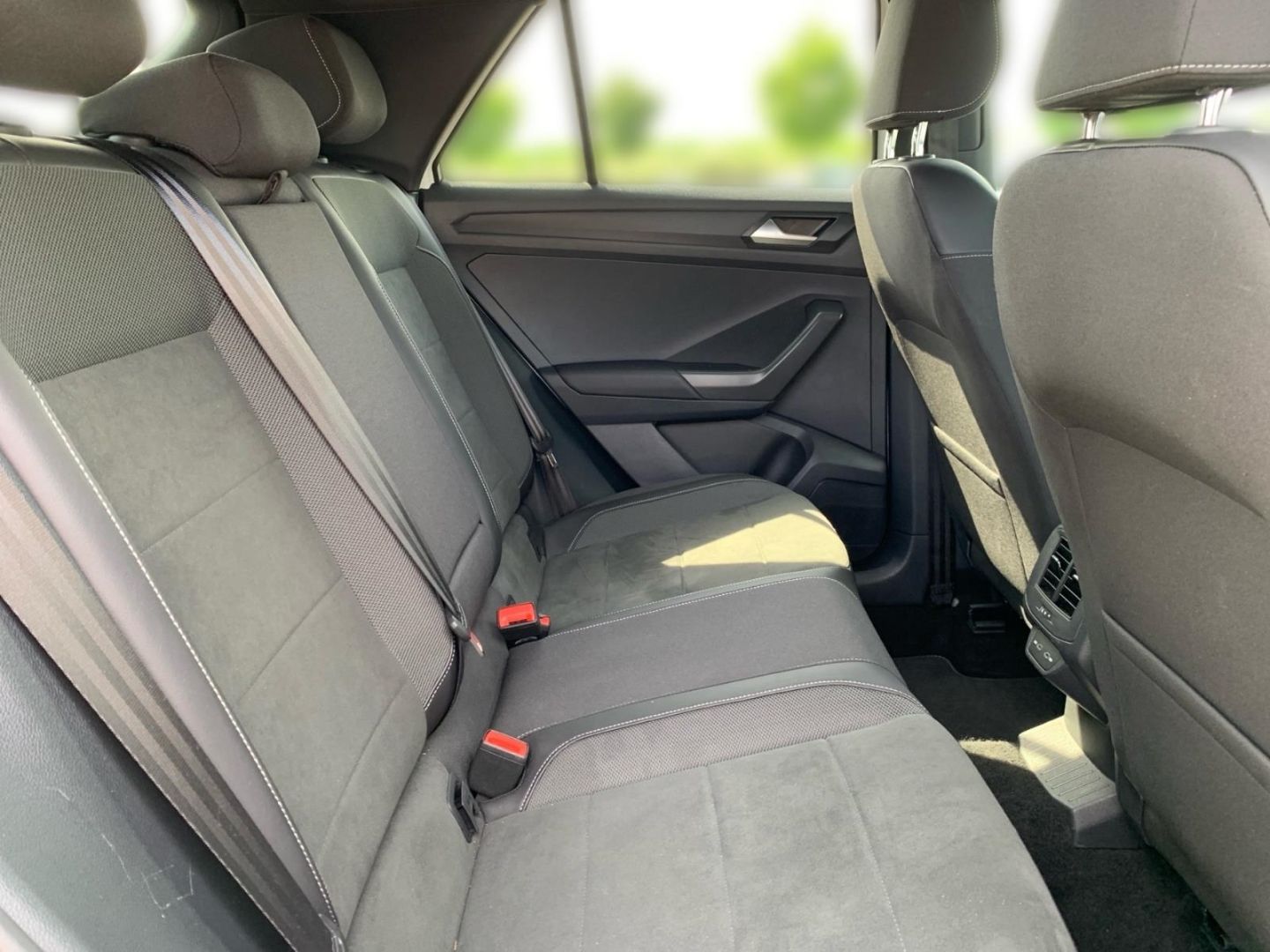 Volkswagen T-Roc 2.0 TDI R-Line - Samsaru's Car Outlet