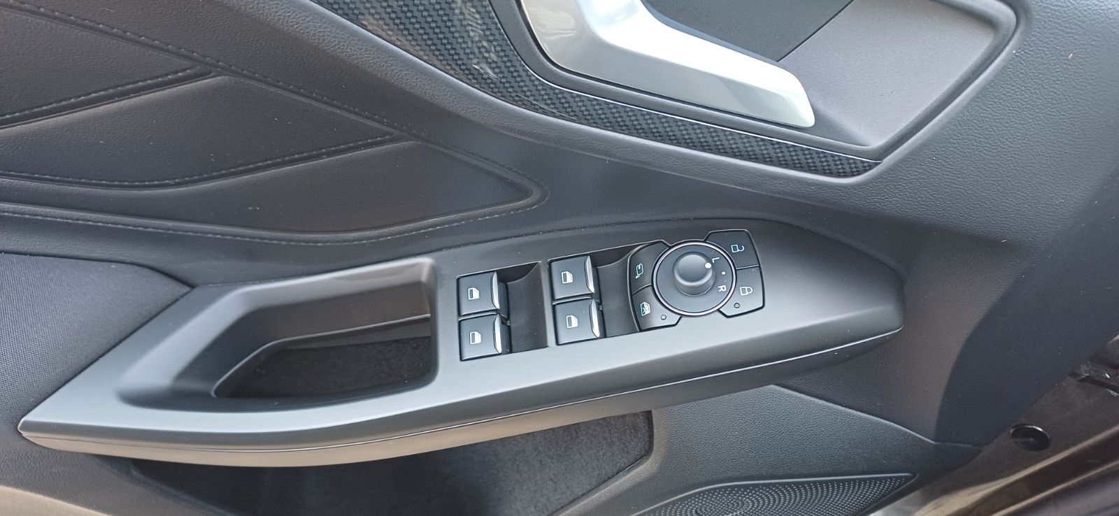 Ford Focus ST Line X-8Gang-Leder-Navi-Kamera-Pano-AHK