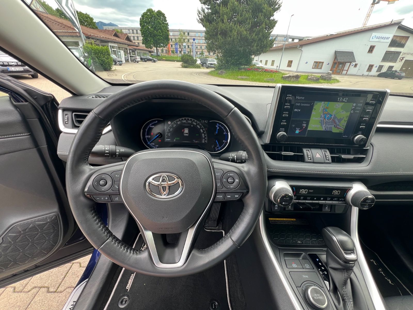 Toyota RAV 4 Hybrid 4WD - Samsaru's Car Outlet