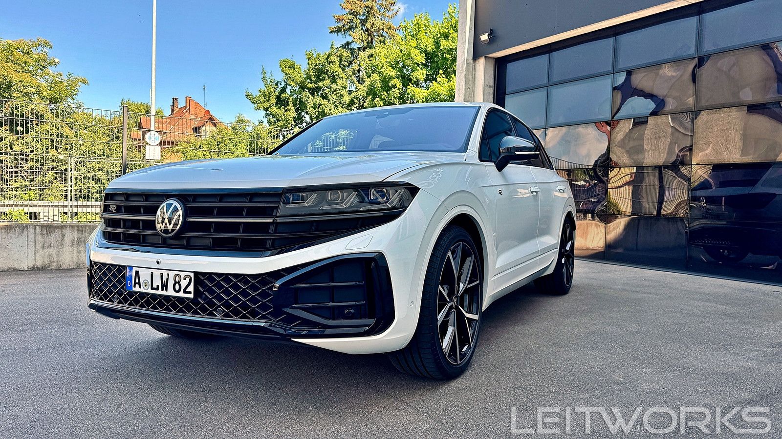 Volkswagen Touareg R-Line - Samsaru's Car Outlet