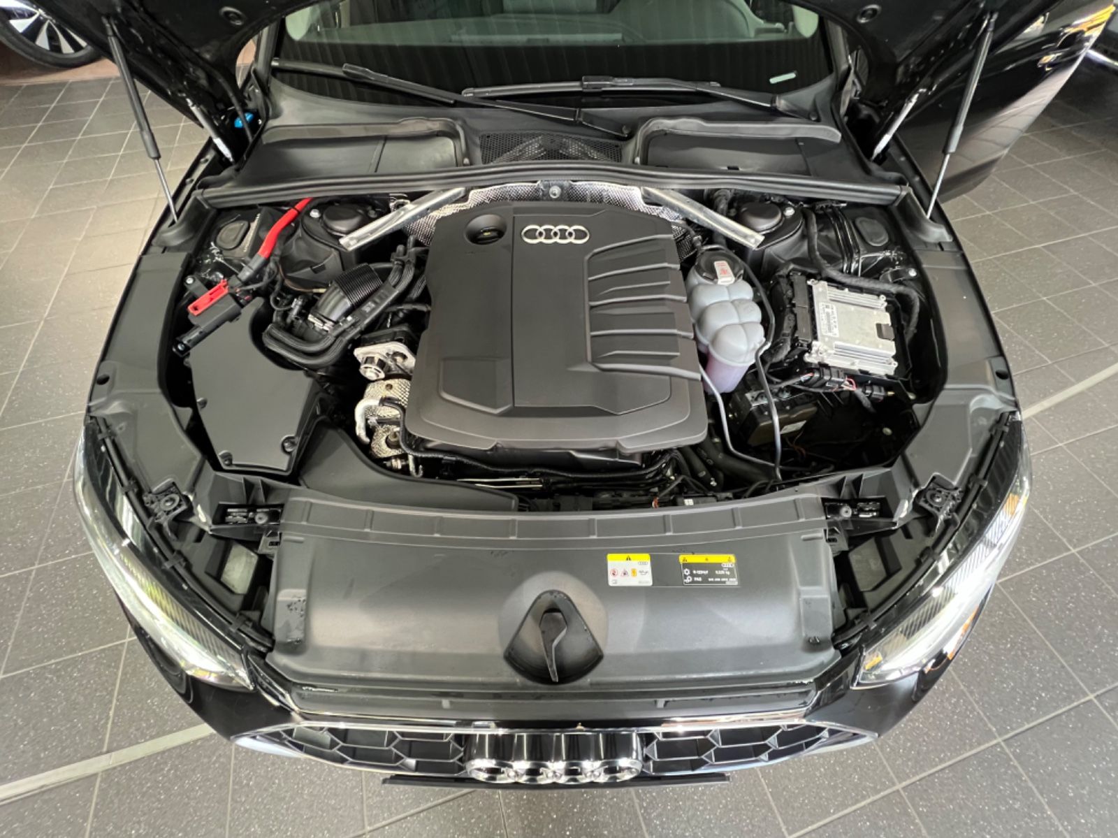 Audi A4 Avant 35 TDI S line - Samsaru's Car Outlet