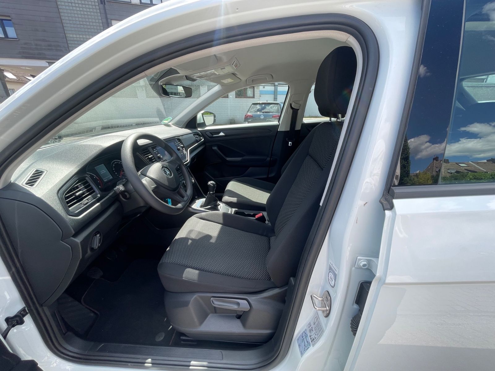Volkswagen T-Roc - Samsaru's Car Outlet