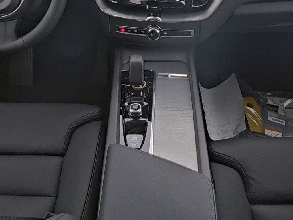 Volvo XC60 B5 B AWD Plus Dark FACEL. ACC AHK PANO 360°