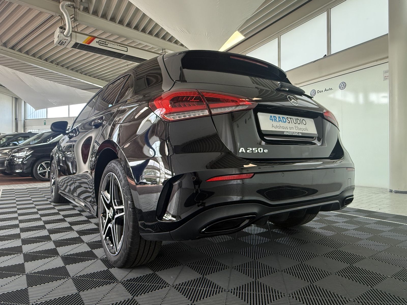 Mercedes-Benz A 250 e AMG-LINE - Samsaru's Car Outlet