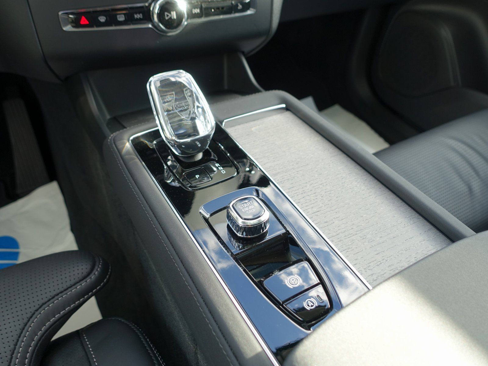 Volvo XC90 Plus Dark T8 AWD Plug-in Hybrid B&W/HUD