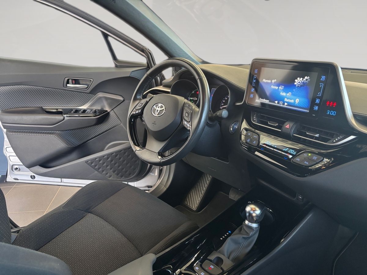 Toyota C-HR Hybrid Club - Samsaru's Car Outlet