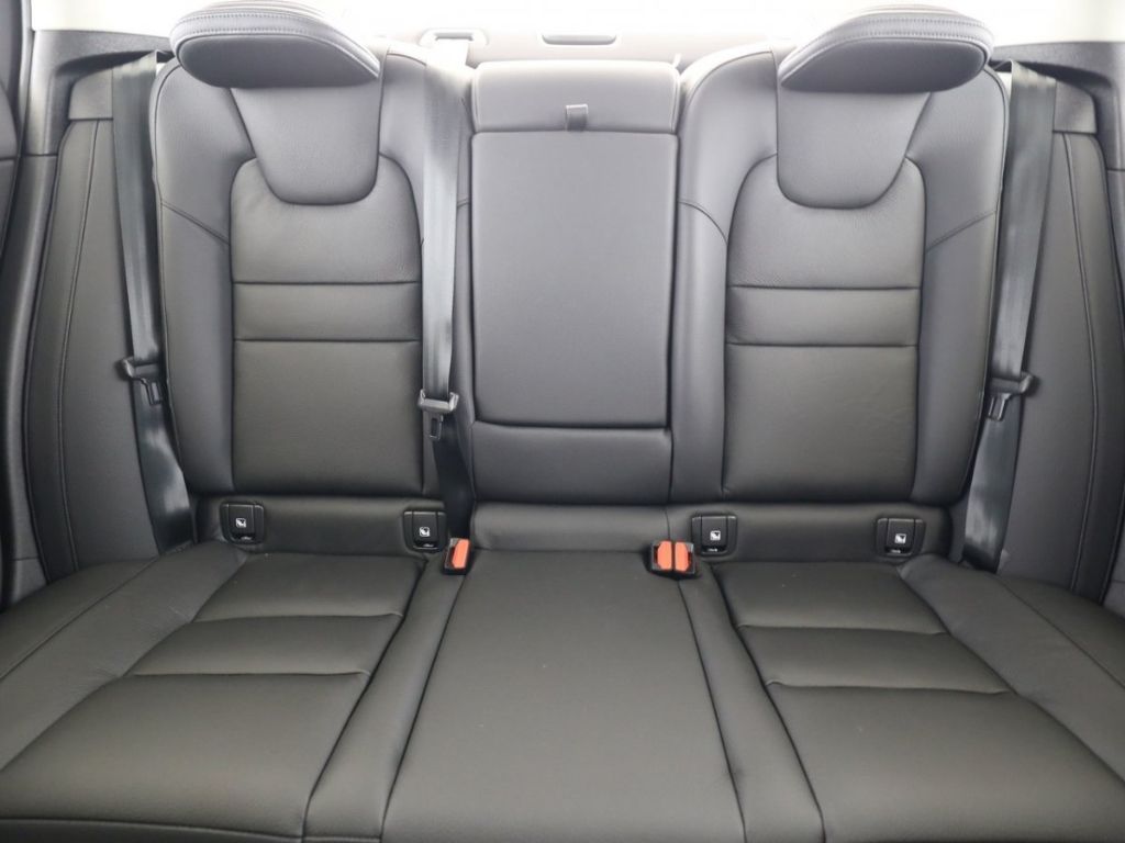 Volvo S60 Lim. B4 Plus Dark PANO NAVI STNDHZ HARMANN K