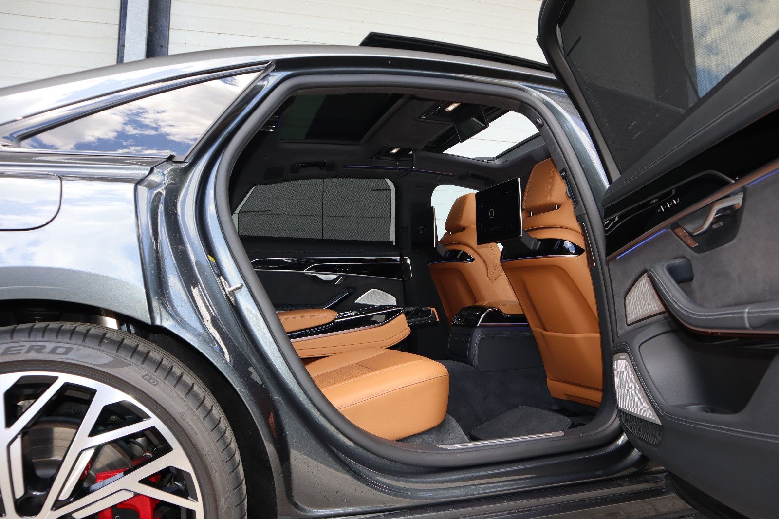 Audi A8L 60 TFSI V8 lang exclusive - Samsaru's Car Outlet