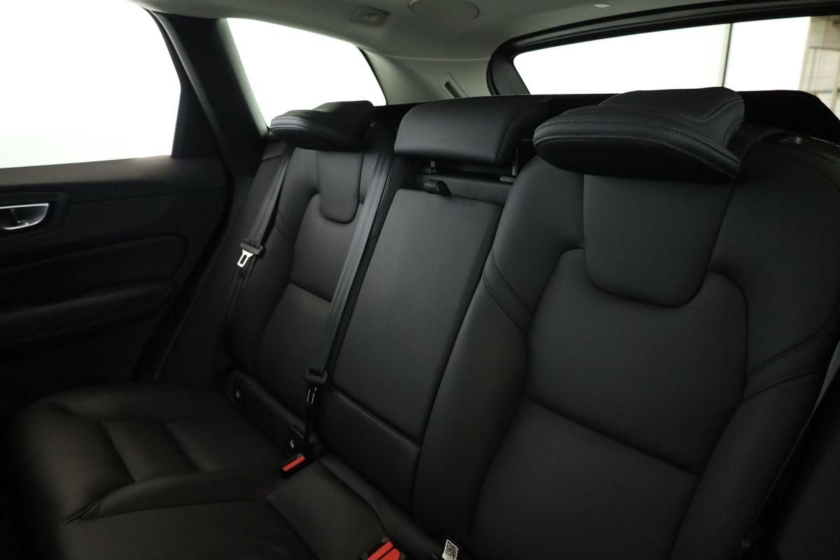 Volvo XC60 B4 AWD Plus Dark LED Pano ACC Kam 21" AHK