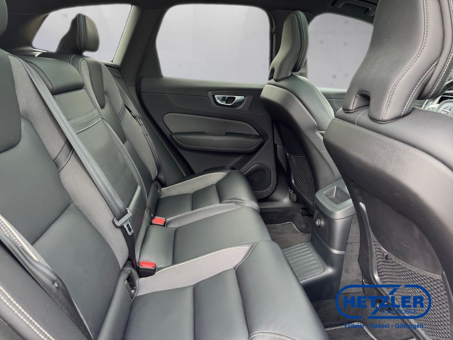 Volvo XC60 R Design Plug-In Hybrid AWD T8 Twin Engine