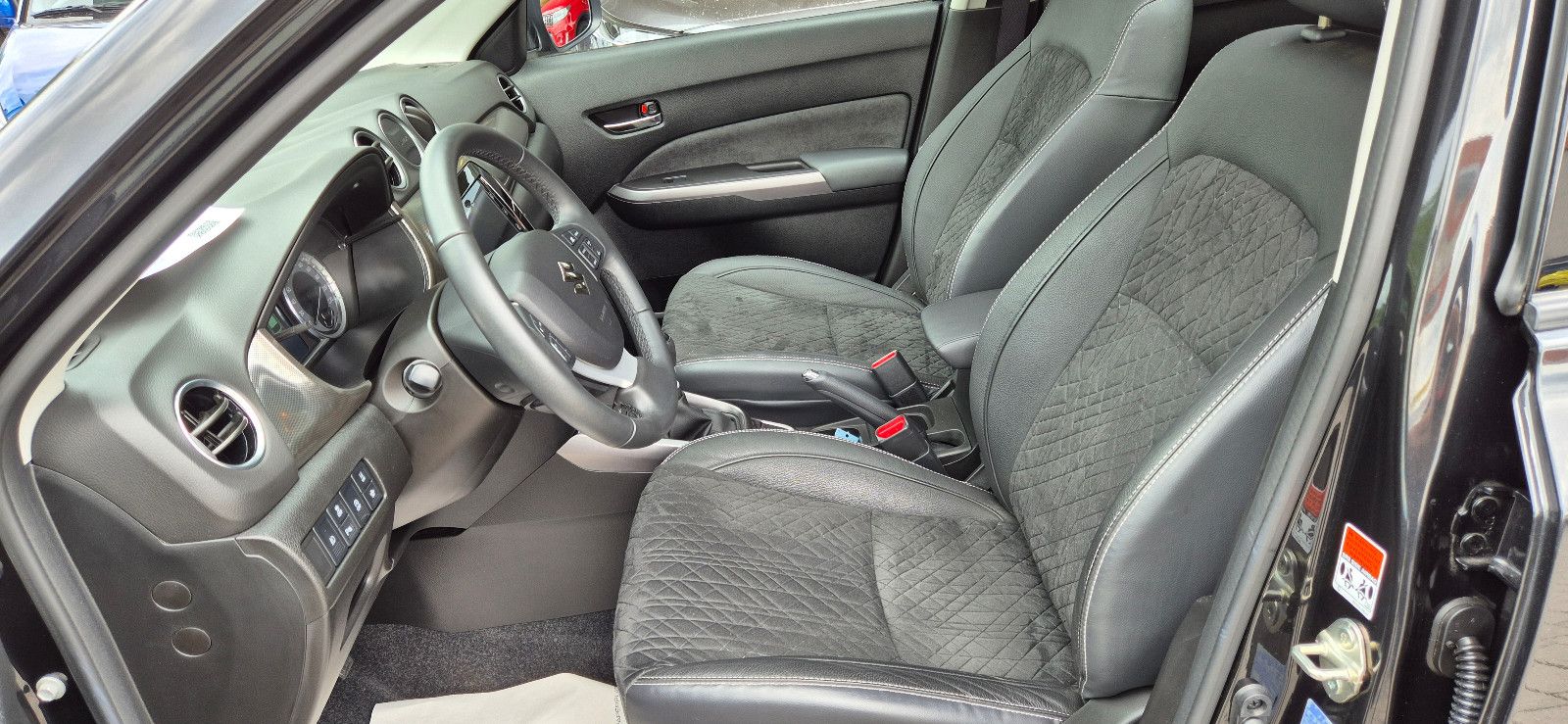 Suzuki Vitara 1.4 BOOSTERJET Hybrid Comfort+ - Samsaru's Car Outlet