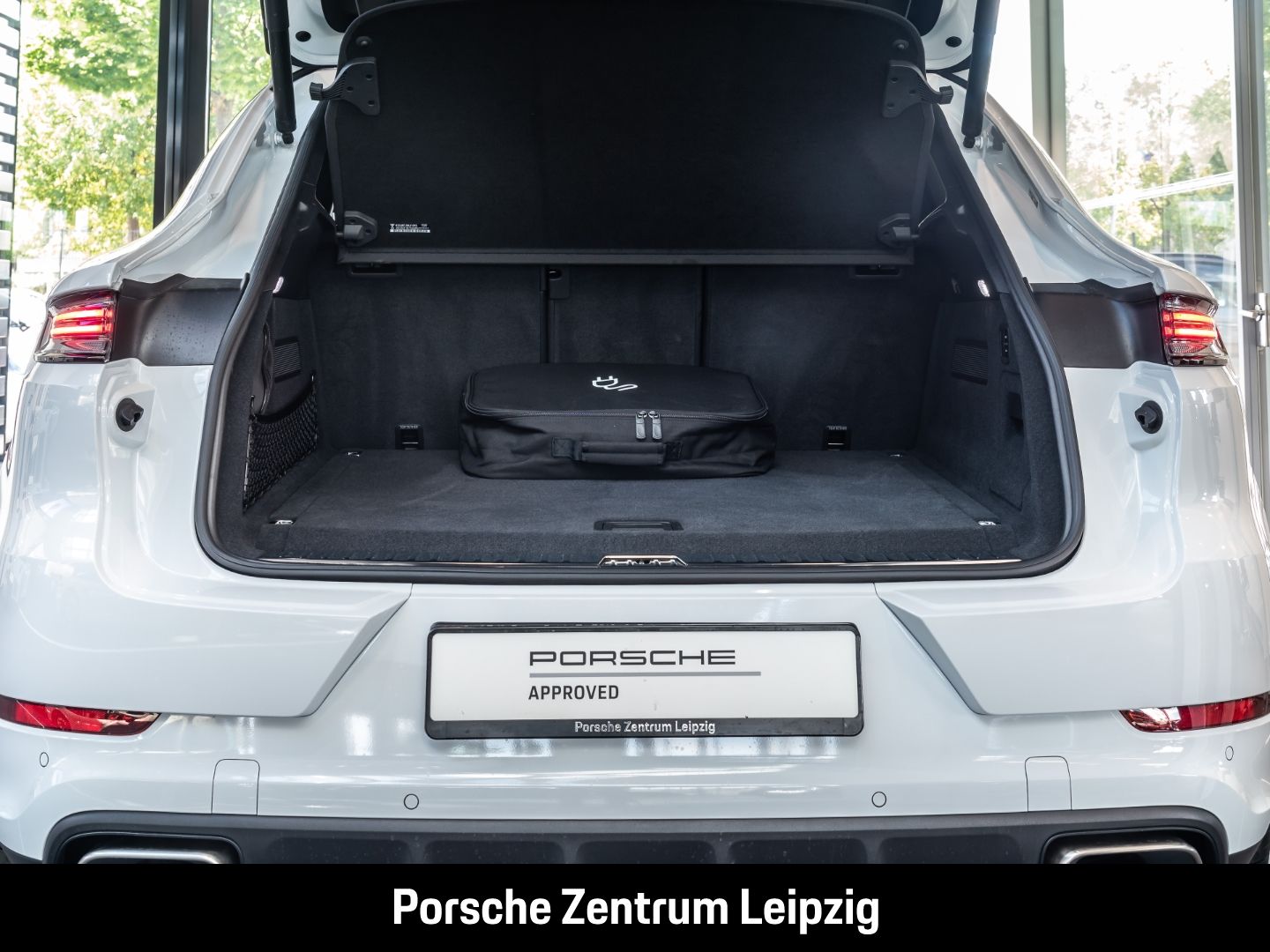 Porsche Cayenne E-Hybrid Coupe SportDesign HD-Matrix Inn
