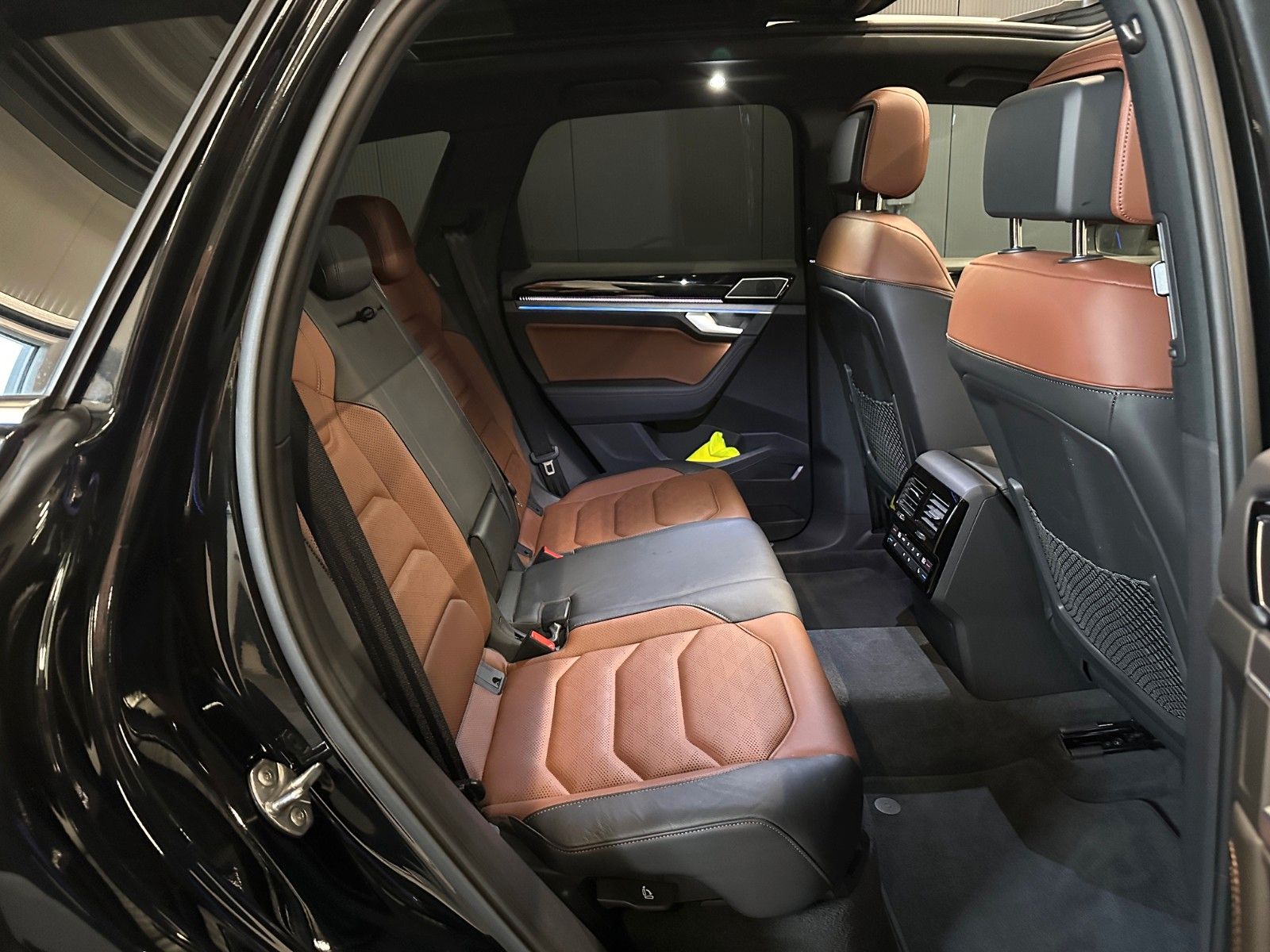 Volkswagen Touareg R-Line 4M - Samsaru's Car Outlet