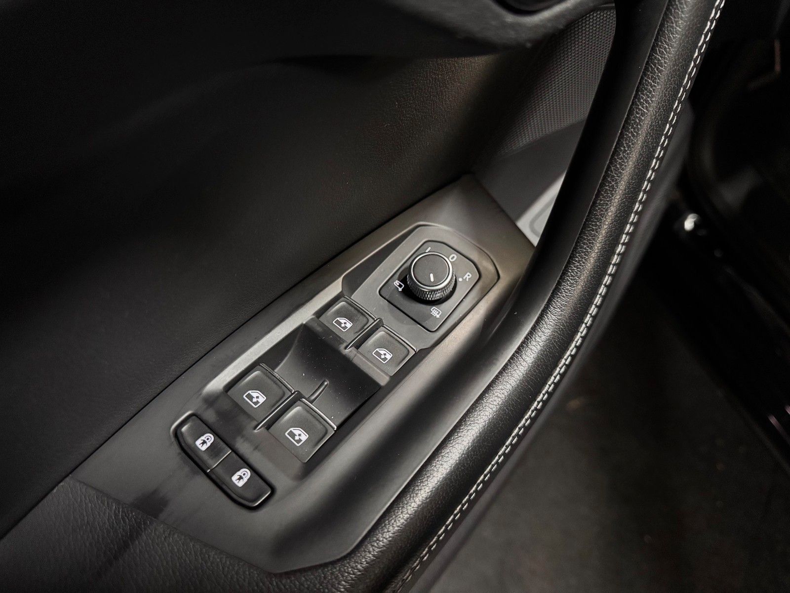 Volkswagen Touareg 3.0 TDI R-Line 4Motion - Samsaru's Car Outlet