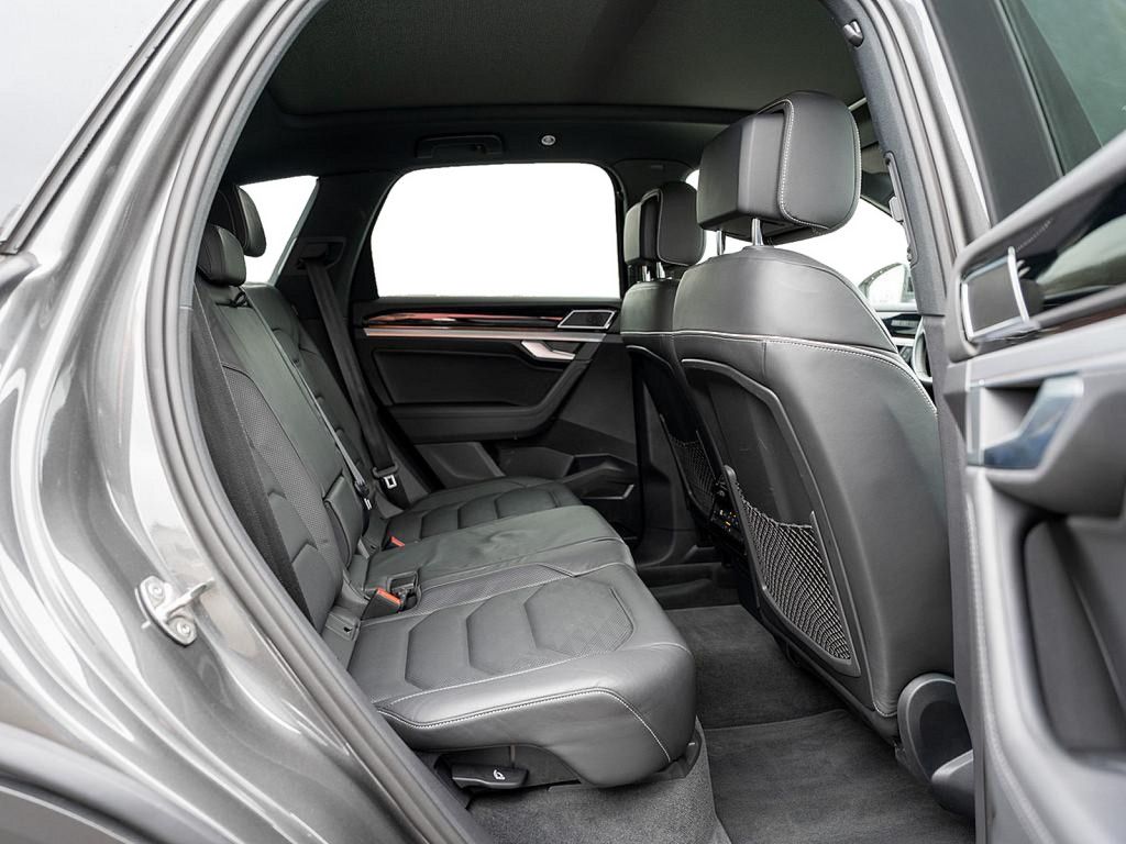 Volkswagen Touareg 3.0 V6 TSI eHybrid Elegance 4M - Samsaru's Car Outlet