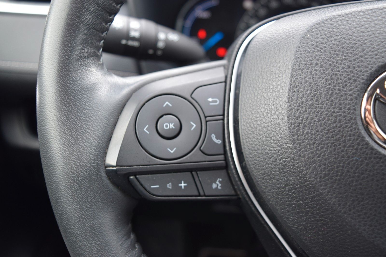 Toyota RAV 4 RAV4 Hybrid 4x2 Lounge - Samsaru's Car Outlet