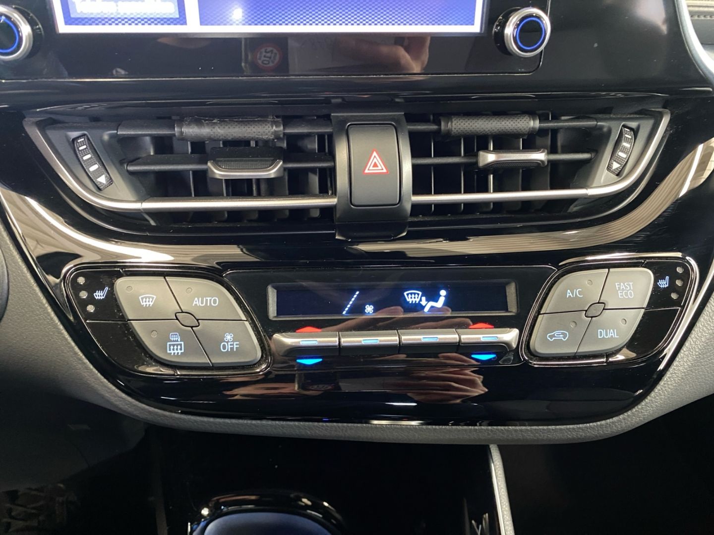 Toyota C-HR 1.8 Hybrid Team - Samsaru's Car Outlet