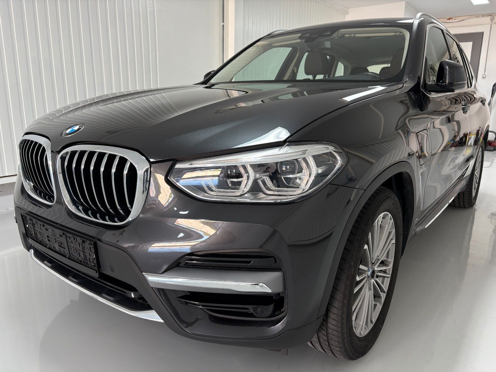 BMW X3 xDrive 30 e Luxury Line - Samsaru's Car Outlet