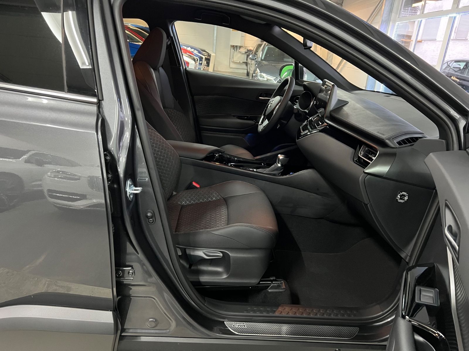 Toyota C-HR Hybrid - Samsaru's Car Outlet