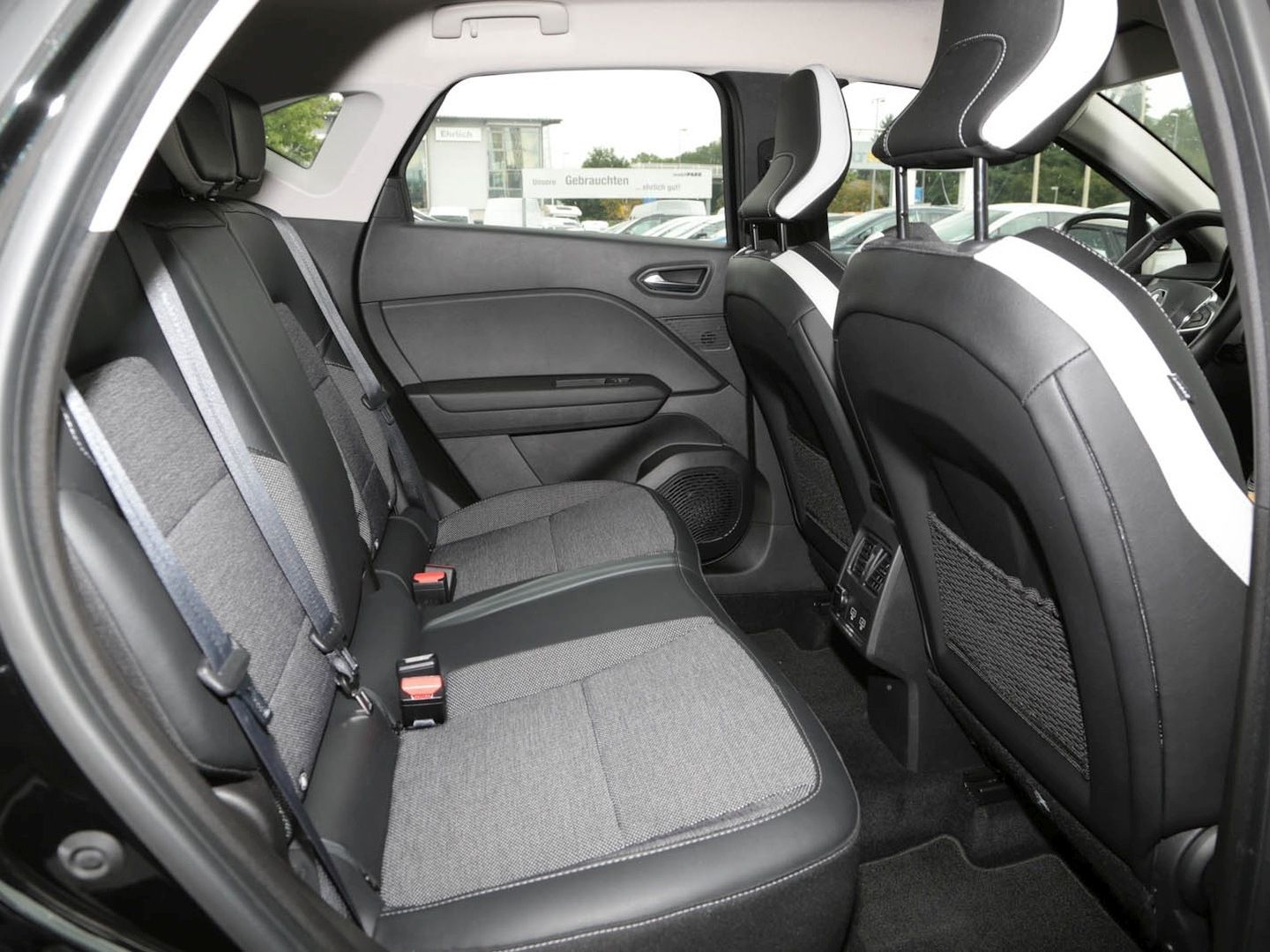Renault Captur Intens Plug-in Hybrid - Samsaru's Car Outlet