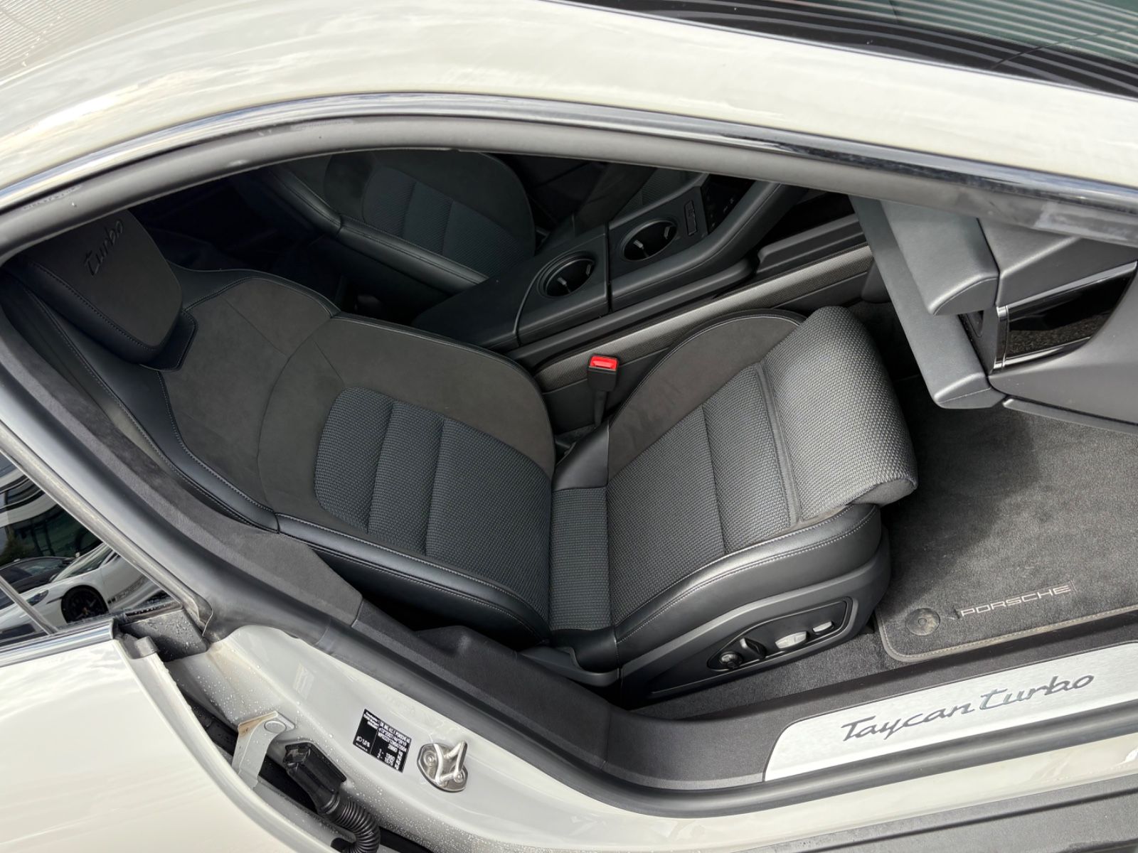 Porsche Taycan  Turbo  -Cross Turismo-1.HAND