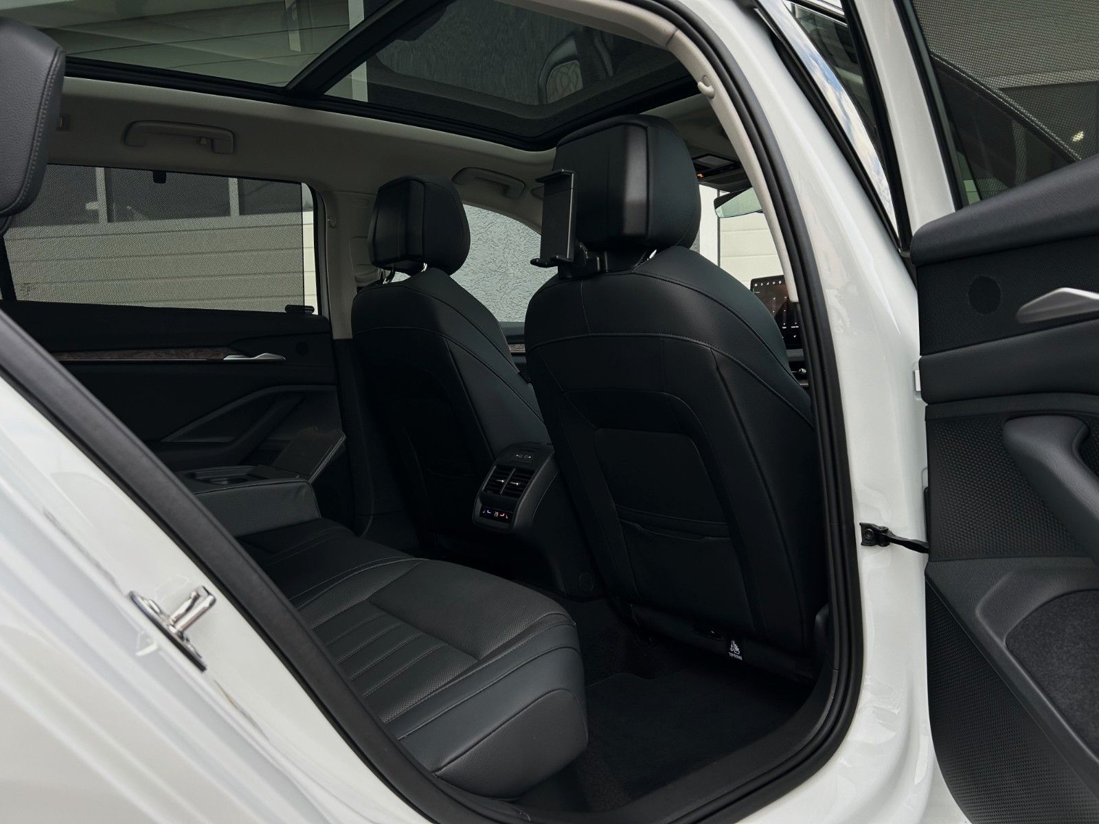 Skoda SUPERB COMBI 4x4 L&K*STHEIZ*VOLL*GARANTIE-2030*