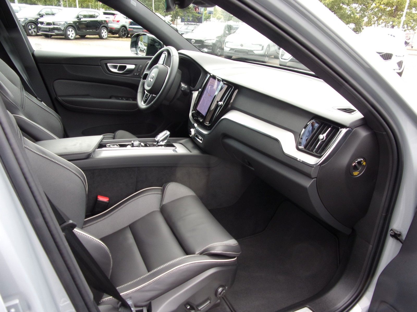 Volvo XC 60 B4 Plus Dark AWD - Samsaru's Car Outlet
