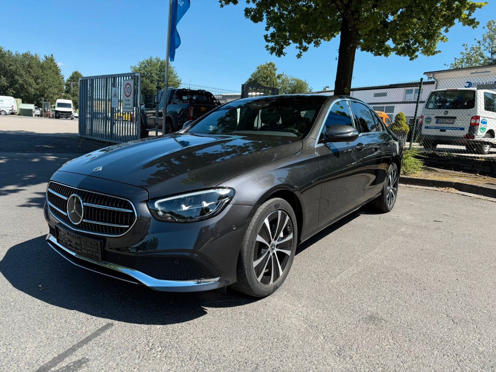 Mercedes-Benz E-Klasse 300E - Samsaru's Car Outlet
