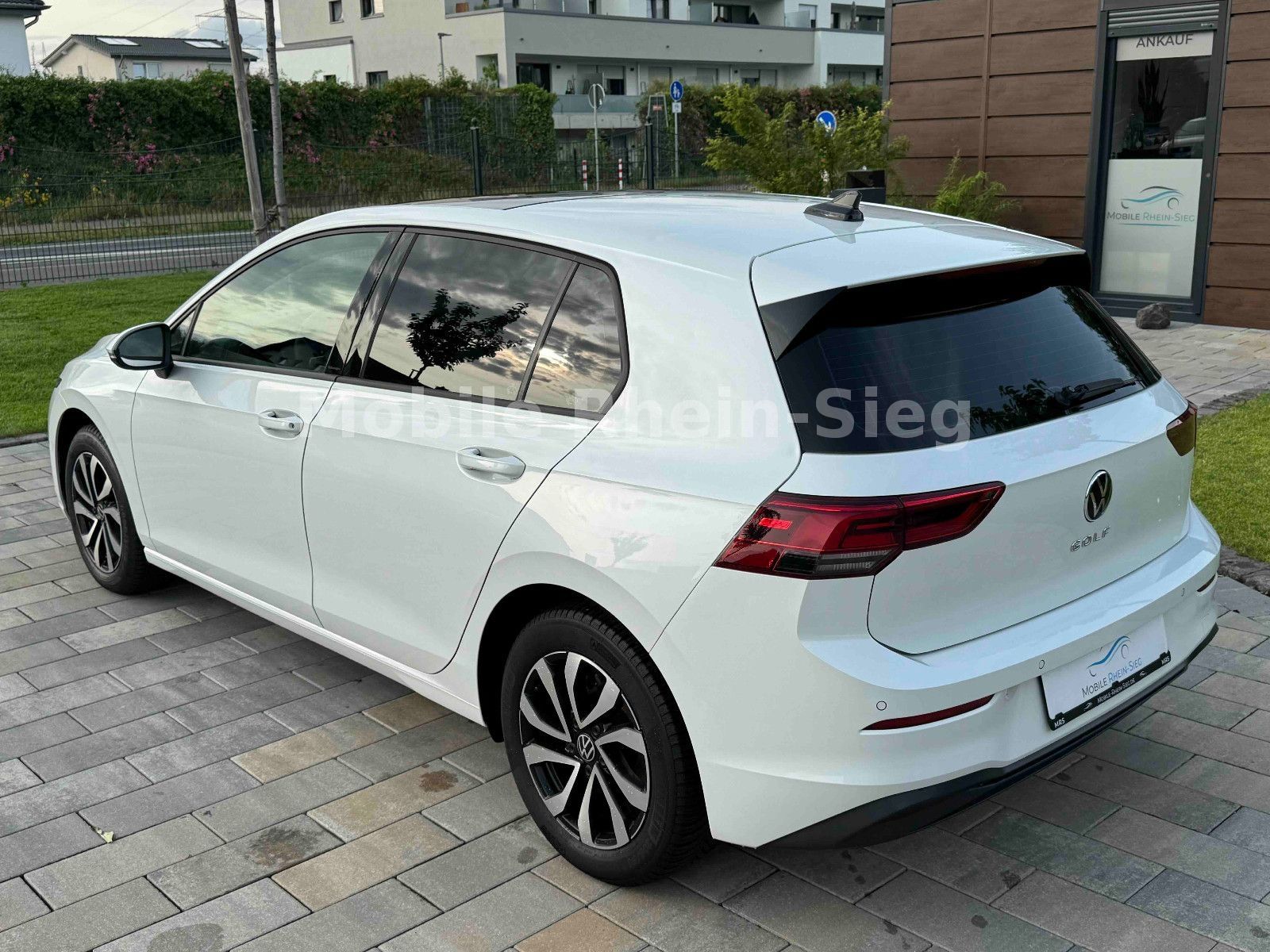 Volkswagen Golf VIII Lim. Life - Samsaru's Car Outlet
