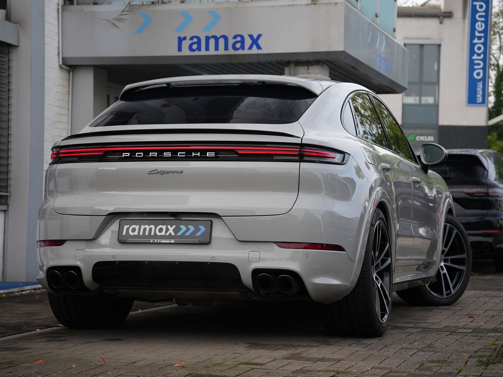Porsche E-Hybrid Coupé SPORTDESIGNPAKET-ACC-MASSAGE-VOLL