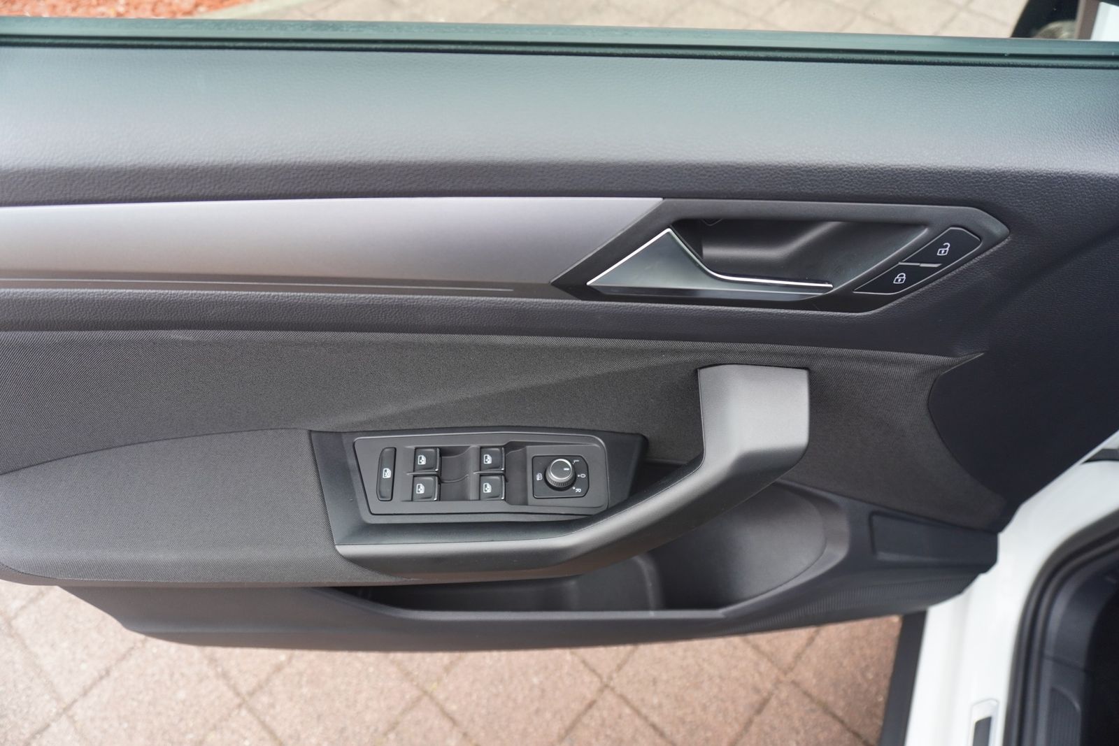 Volkswagen T-Roc 1.5 TSI Active - Samsaru's Car Outlet