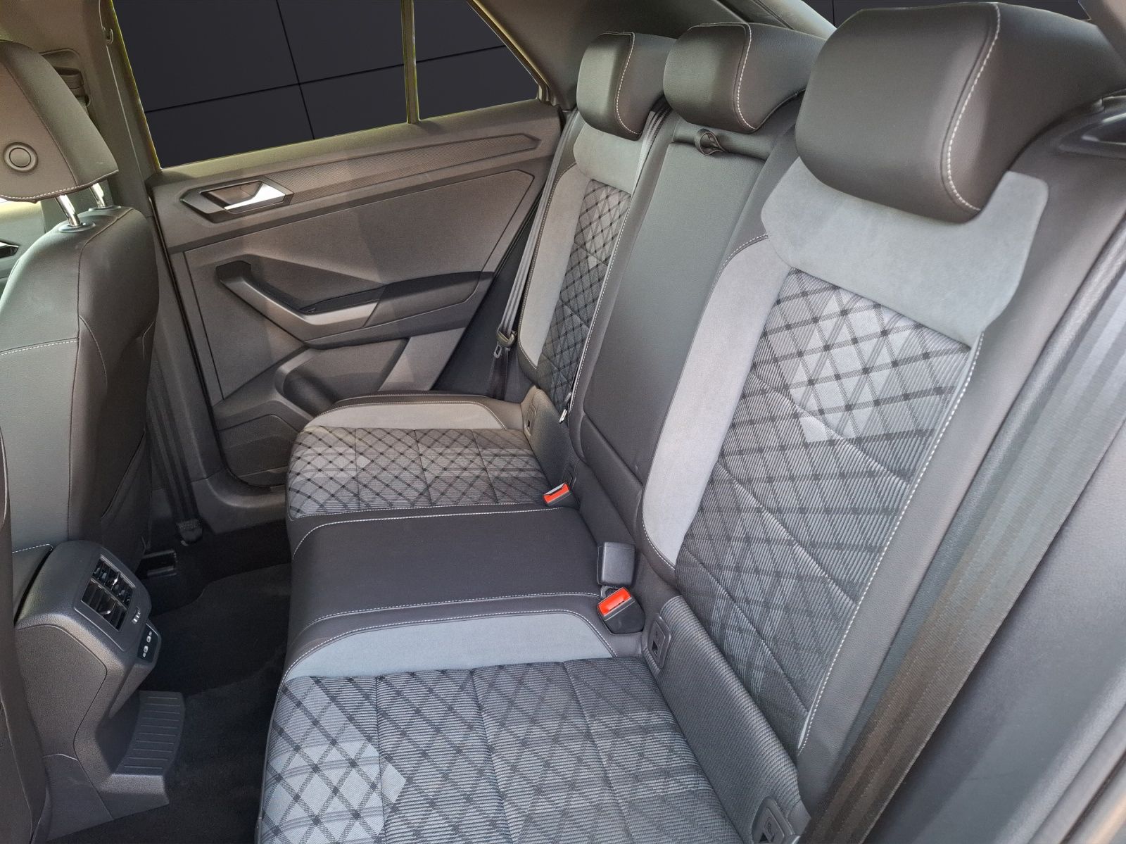 Volkswagen T-Roc TSI R-Line DSG 4M - Samsaru's Car Outlet