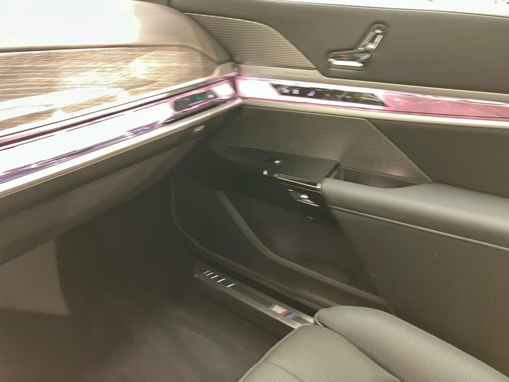 BMW 740d xDr M Sport Pro SkyLounge+TheatreScreen+AHK