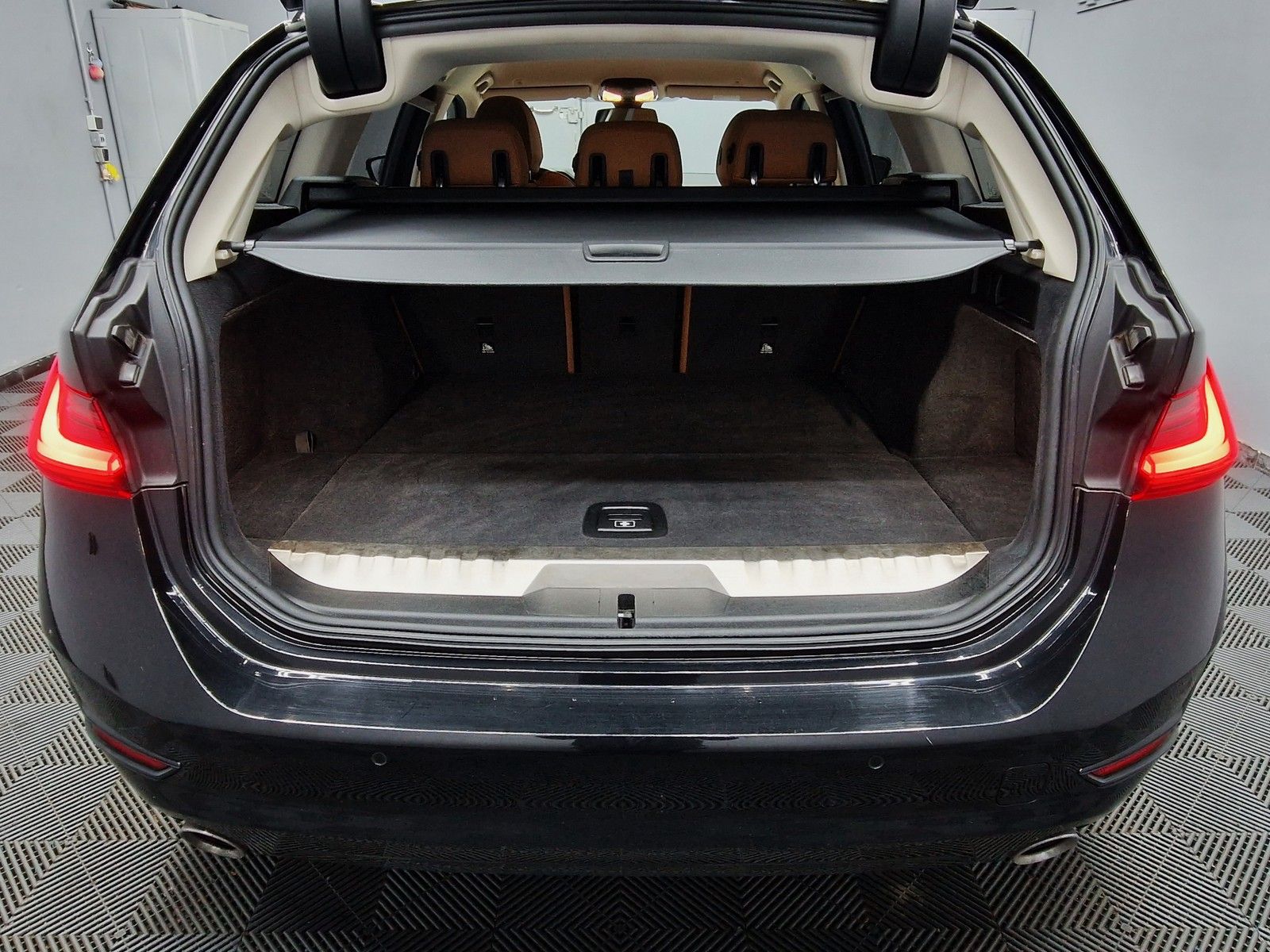 BMW 330 e Sport Line - Samsaru's Car Outlet