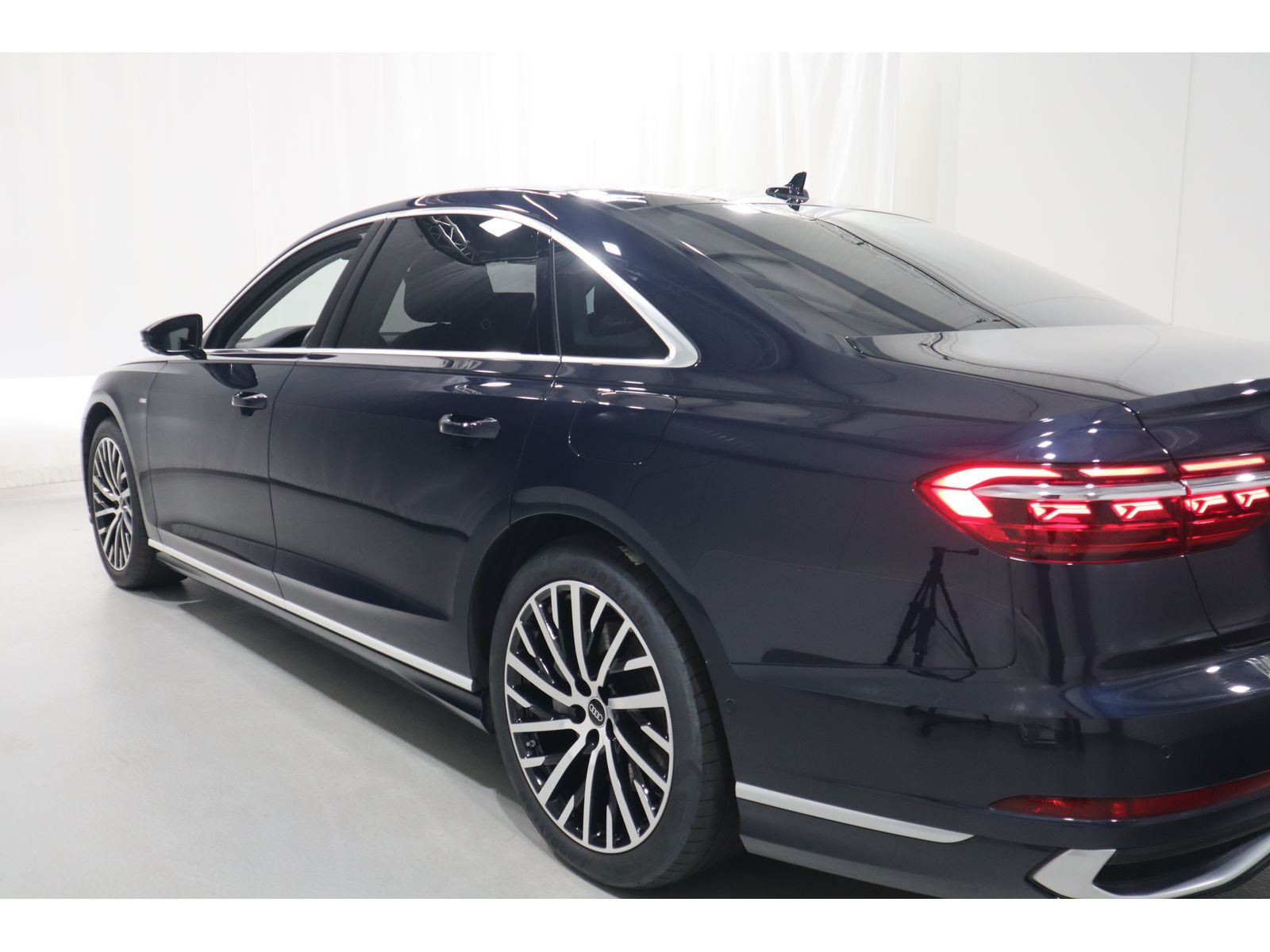 Audi A8 Lang 60 TFSI e quattro - Samsaru's Car Outlet
