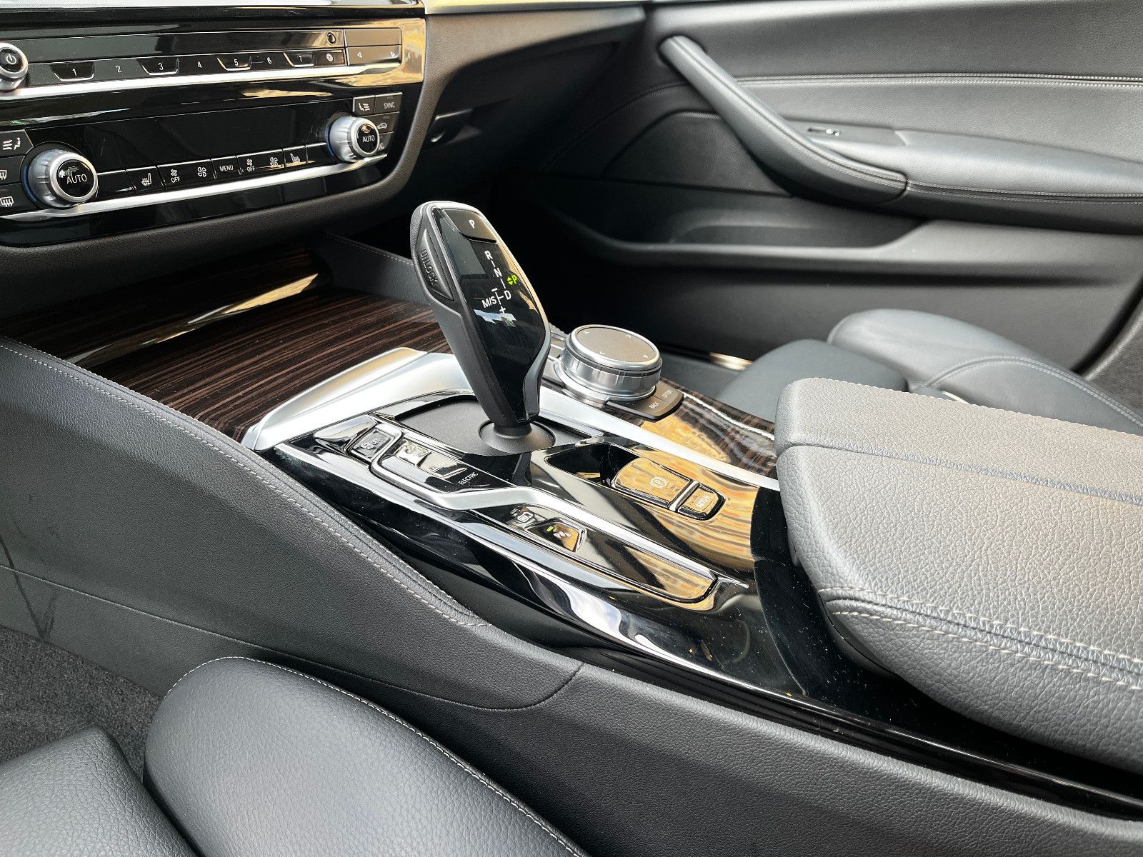 BMW 530e xDrive LuxuryLine Leder LED Navi GDach HUD