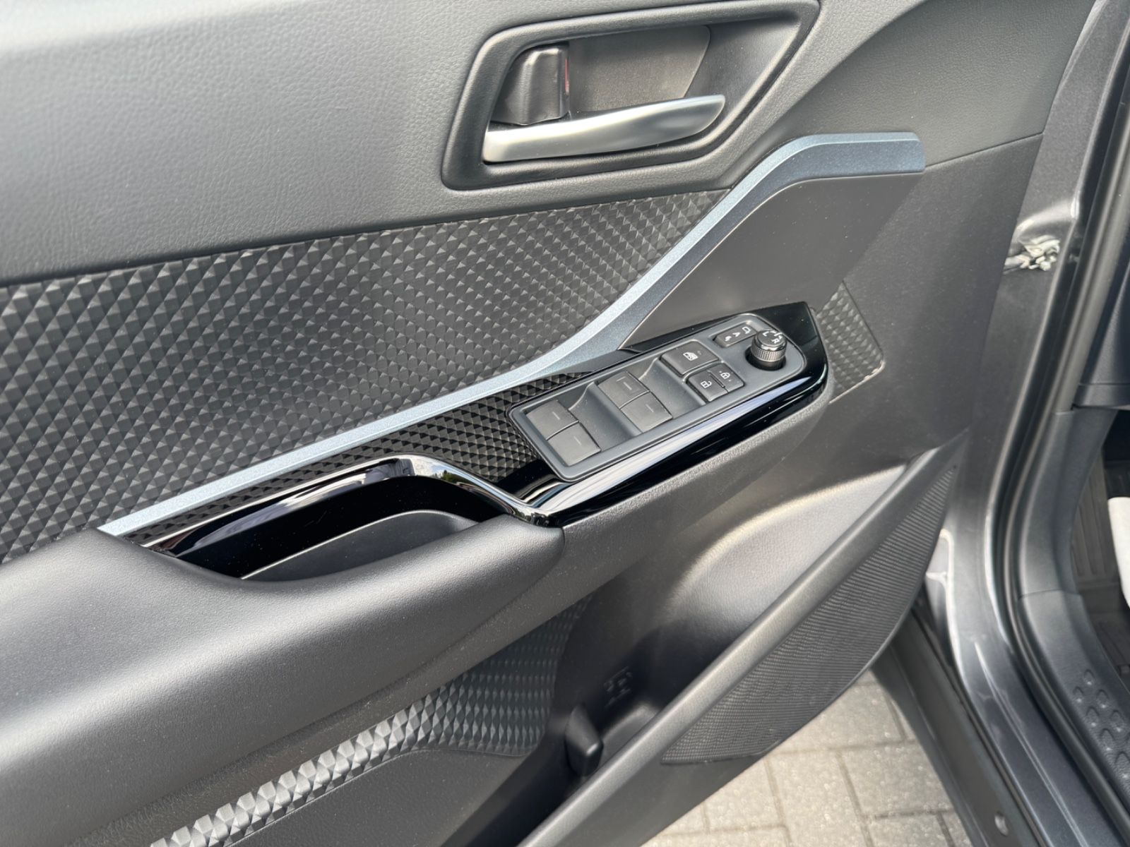Toyota C-HR Hybrid Style - Samsaru's Car Outlet