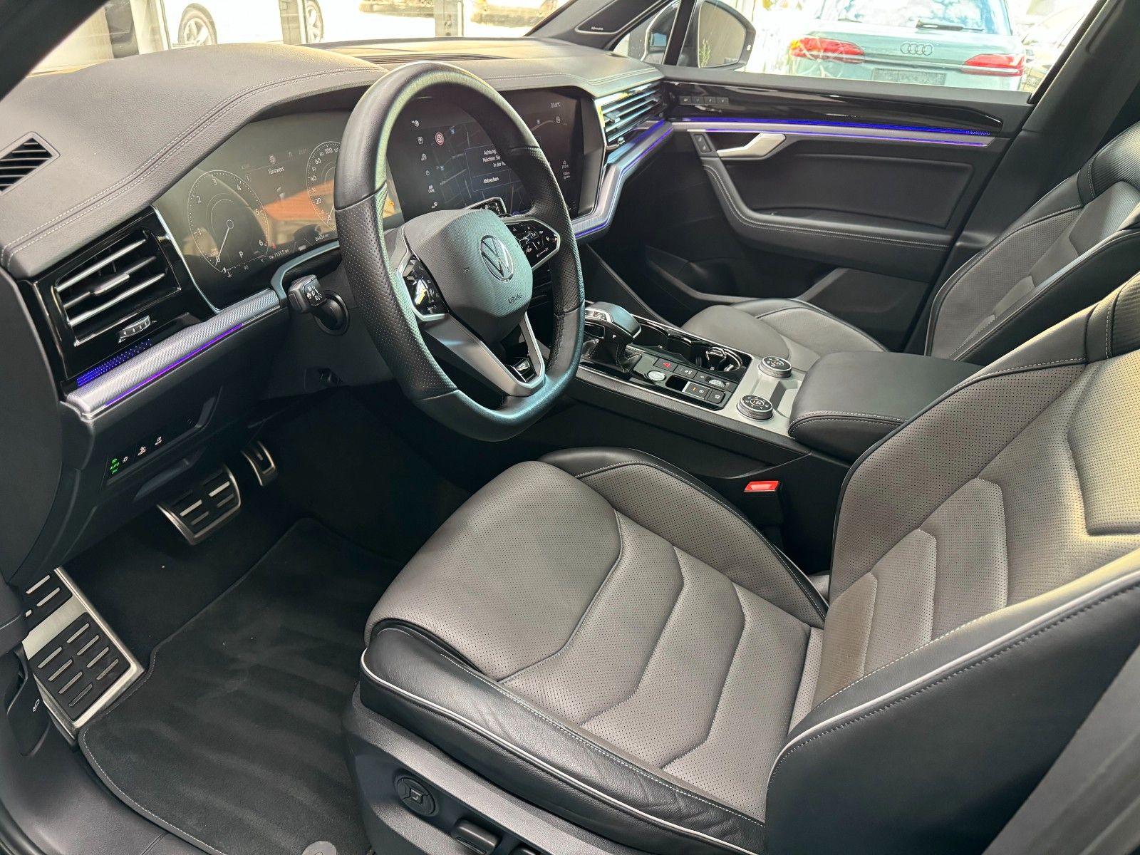 Volkswagen R-Line - Samsaru's Car Outlet