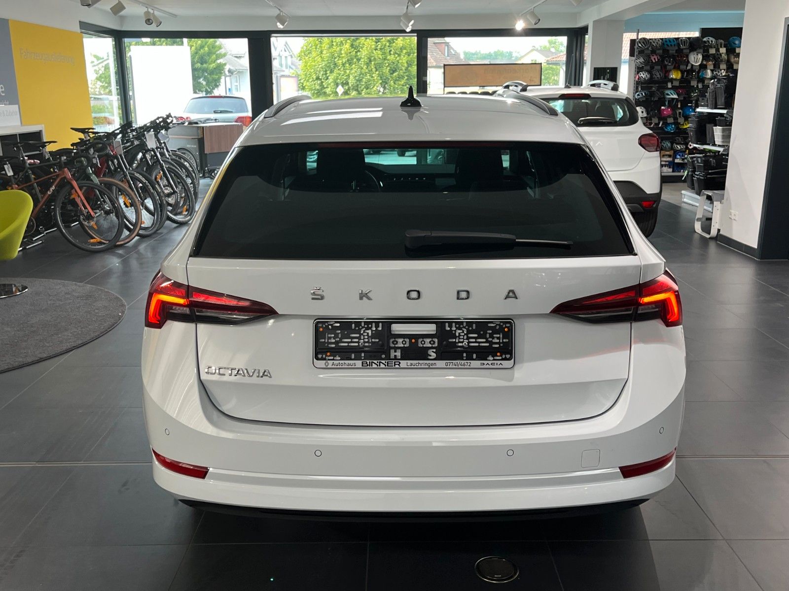 Skoda Octavia Combi 2.0 TDI DSG Ambition - Samsaru's Car Outlet