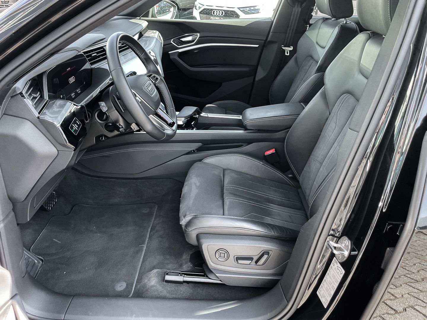Audi Q8 Sportback 50 S line e-tron - Samsaru's Car Outlet