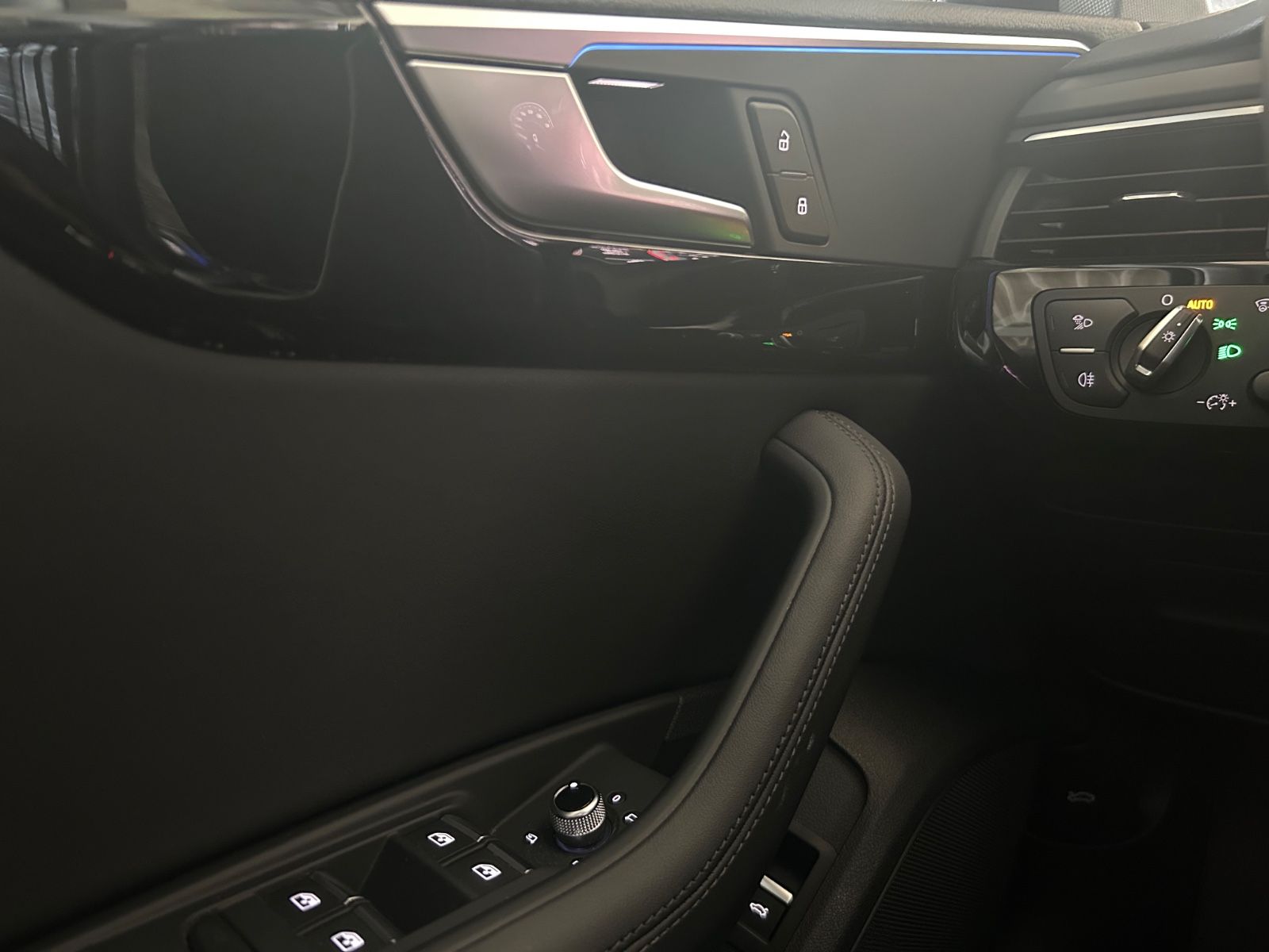 Audi A4 Avant 40 TFSI quattro advanced - Samsaru's Car Outlet