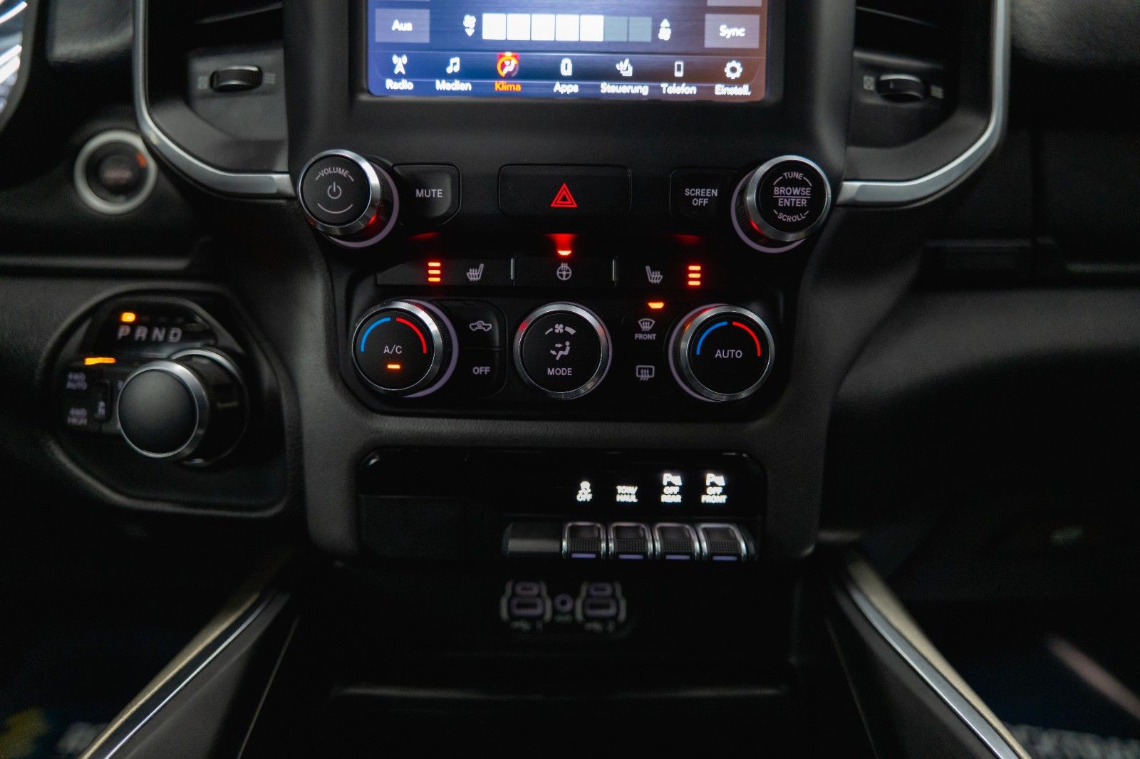 Dodge RAM 5.7 V8 HEMI 4x4 OFFROAD Night Limited 19%