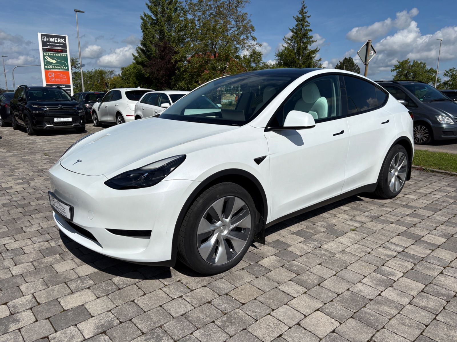 Tesla Model Y RWD Innen weiß