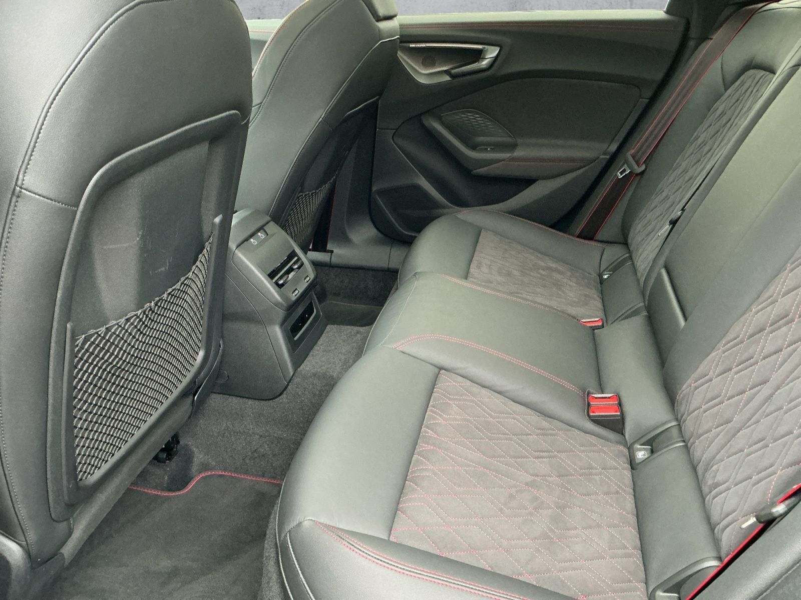 Audi A5 Avant e-hybrid 220kW S-LINE MATRIX+B&O+PANO
